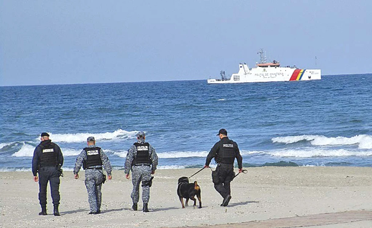 
    Poliţiştii “perie” plajele în căutarea pachetelor cu stupefiantefoto: Cosmin Vaideanu/News.ro  