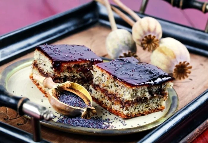 
    Cea ma bună prăjitură cu mac și ciocolată poate fi un răsfăț pentru întreaga familie.sursa foto: clickpoftabuna.ro  