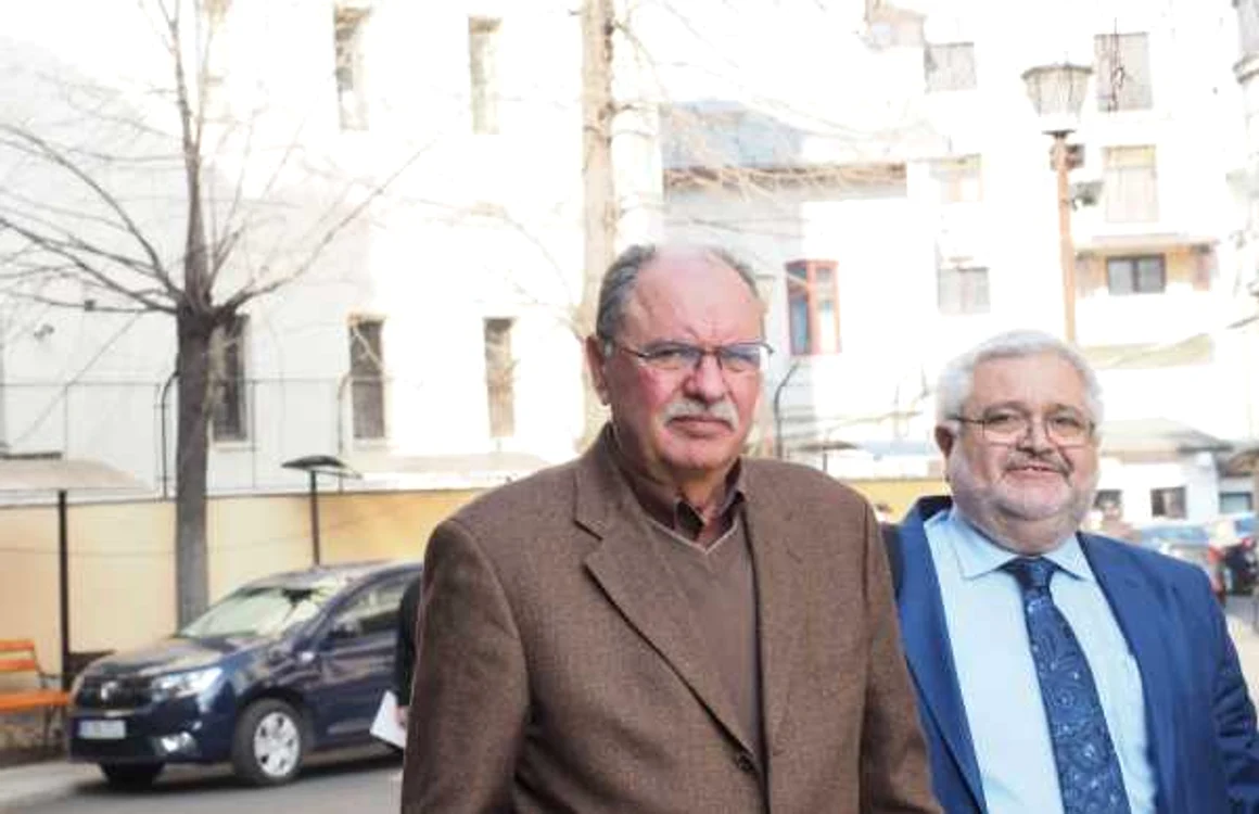 Constantin Nicolescu (centru), alături de avocatul său, la Înalta Curte. Foto: Ionuţ Mureşan