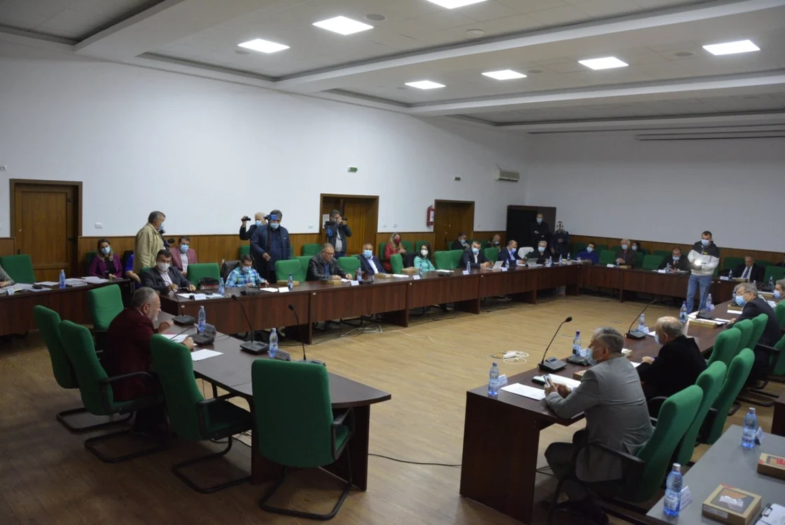 Prima şedinţă a Consiliului Judeţean Vaslui a generat şi primul scandal între PNL şi PSD