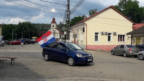 Atmosferă de meci mare în Ţinutul croaţilor din Banatul Montan FOTO Ş.Both	