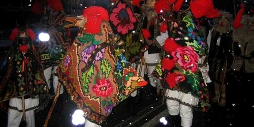 Colindătorii merg din casă în casă pentru a face urări