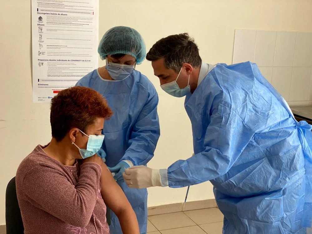 Însuşi Valeriu Gheorgiţă a decis să administreze vaccinulîin comuna natală FOTO: RO vaccinare
