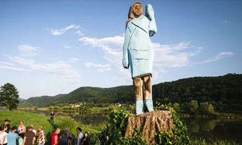 Localnicii susțin că statuia nu seamnănă deloc cu Melania Trump  jpeg