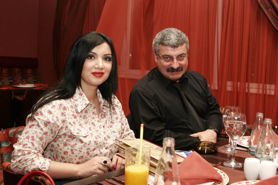 Adriana Bahmuțeanu amendată la înmormântarea lui Silviu Prigoană cu colivă în cimitir | sursa foto: Adevarul