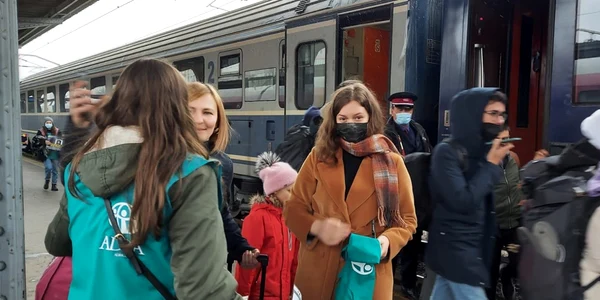 refugiati gara de nord foto fb grindeanu