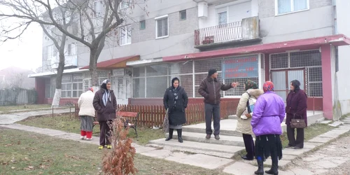 Oamenii care au rămas fără bani așteaptă în zadar ca banca să se deschidă