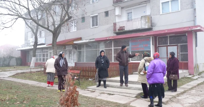 Oamenii care au rămas fără bani așteaptă în zadar ca banca să se deschidă