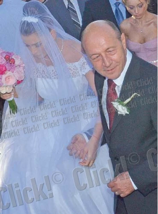Traian Băsescu a fost vizibil emoţionat la cununia fiicei sale
