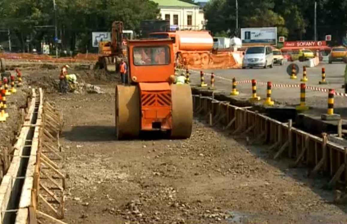 A fost pregătită fundaţia pentru montarea la loc a şinelor de tramvai de la Fundaţie FOTO Adevărul