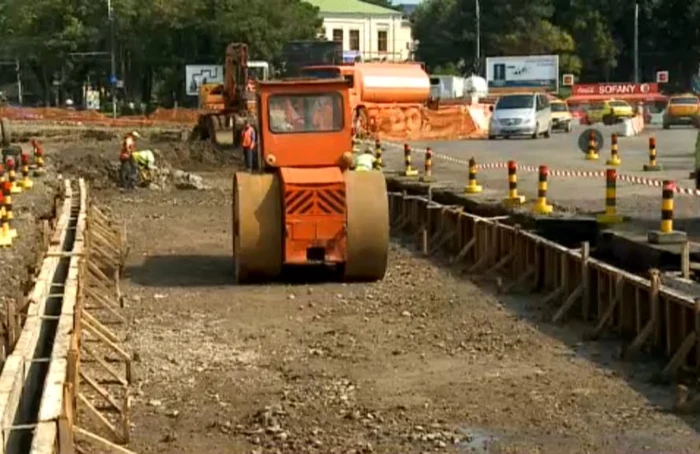 A fost pregătită fundaţia pentru montarea la loc a şinelor de tramvai de la Fundaţie FOTO Adevărul