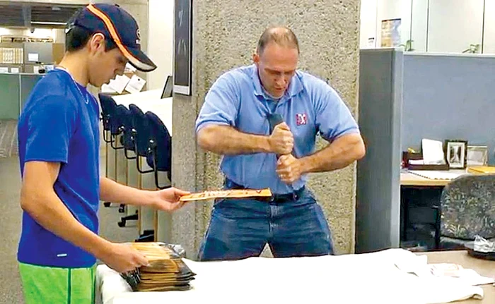 Bill Clark a rupt 23 de plăcuțe într-un minut