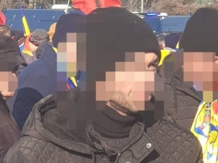 Nu s-a sfiit să scoată cuțitul la un protest neautorizat /FOTO: Jandarmeria Capitalei