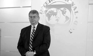 "Dacă mergi cu viteză şi frînezi brusc, e bine să ai centura pusă"   interviu cu Tonny Lybek jpeg