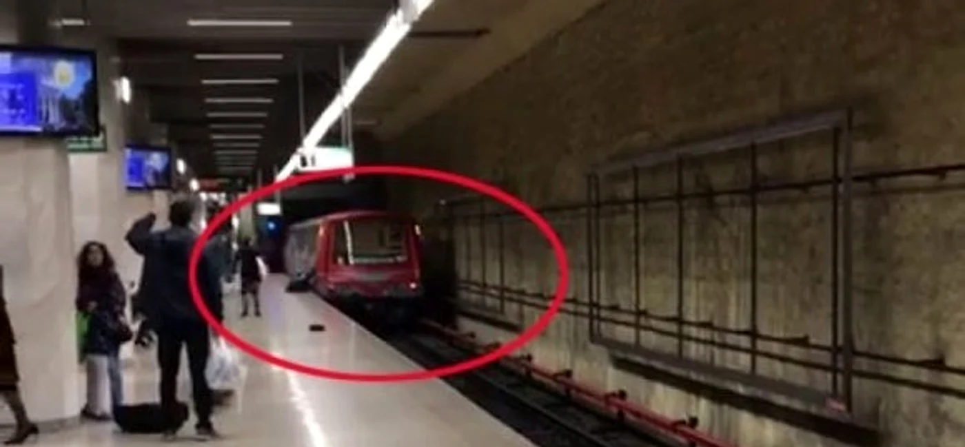 Imaginea surprinsă de camerele de supraveghere cu bărbatul târăt de picior pe peron