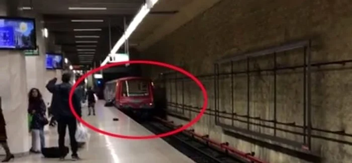 Imaginea surprinsă de camerele de supraveghere cu bărbatul târăt de picior pe peron