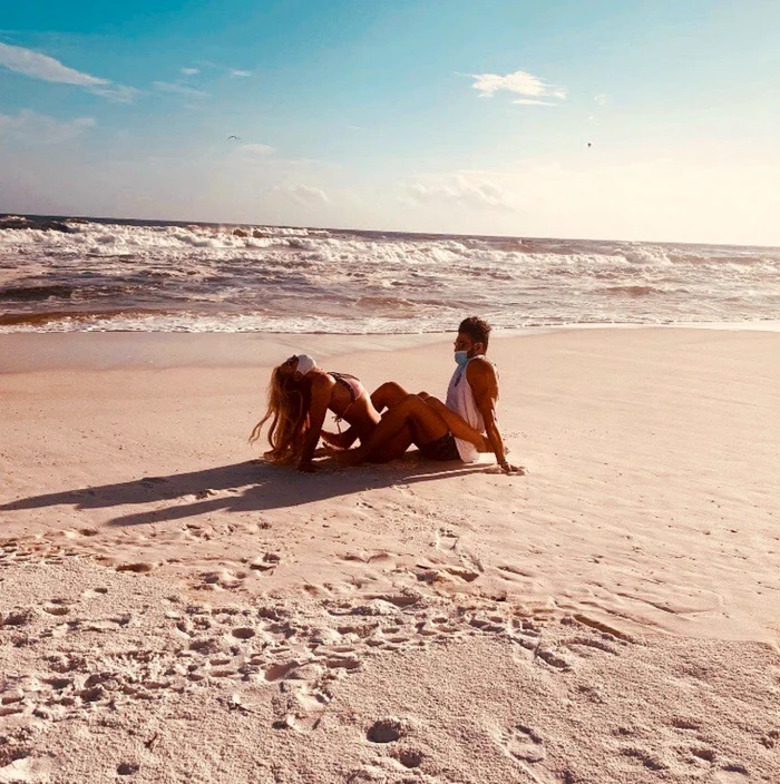 Britney Spears, 39 de ani, s-a pozat cu iubitul Sam Asghari, 27 de ani, cu măștile pe față, pe o plajă goalăfoto: Instagram