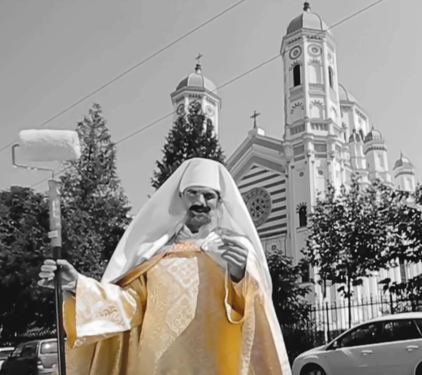 
    Patriarhul Daniel e ironizat în videoclip. El  ţine un trafalet în mână  