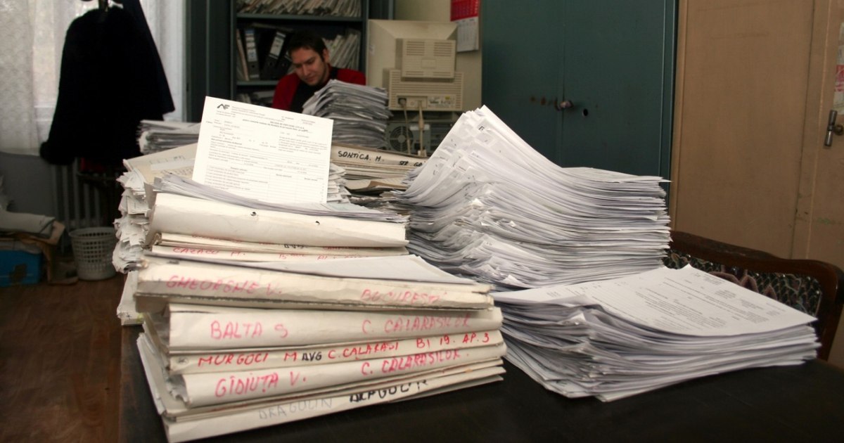 A început nebunia depunerii dosarelor pentru bursele școlare. Profesorii, nemulțumiți și nelămuriți: „De ce nu le fac cei din primării?”