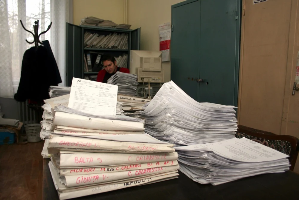 A început nebunia depunerii dosarelor pentru bursele școlare. Profesorii, nemulțumiți și nelămuriți: „De ce nu le fac cei din primării?”