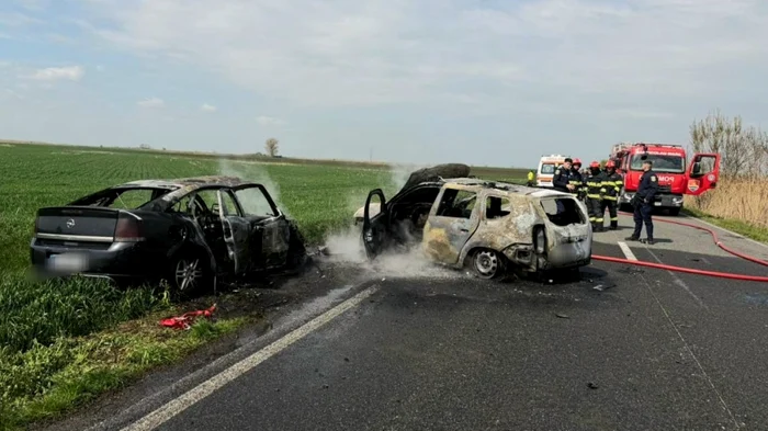 O femeie a murit și trei persoane au fost rănite după impactul dintre două mașini FOTO: Banatul meu