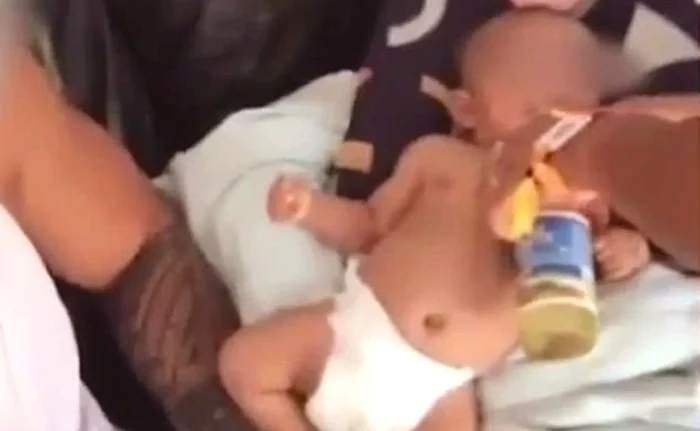 I-au pus copilului 4,8 ml de alcool pur în biberon