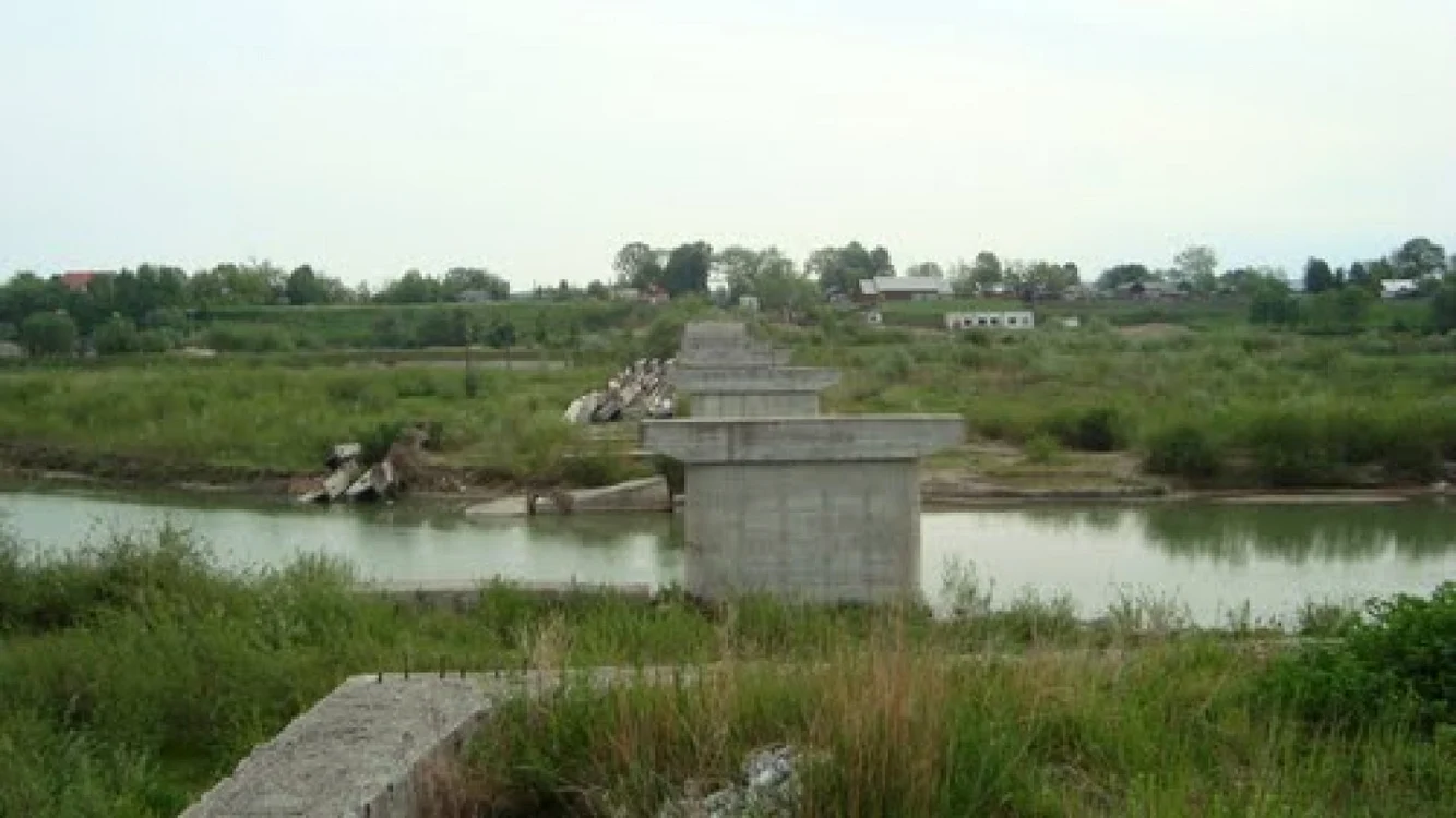 Podul de peste Siret, de la Talpa, a fost abandonat de aproape zece ani. FOTO panoramio.ro