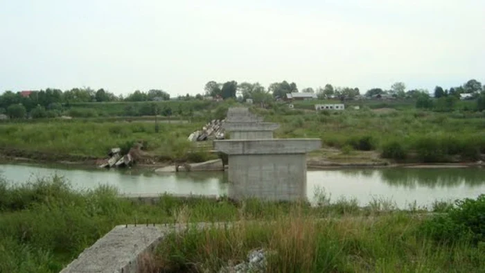 Podul de peste Siret, de la Talpa, a fost abandonat de aproape zece ani. FOTO panoramio.ro