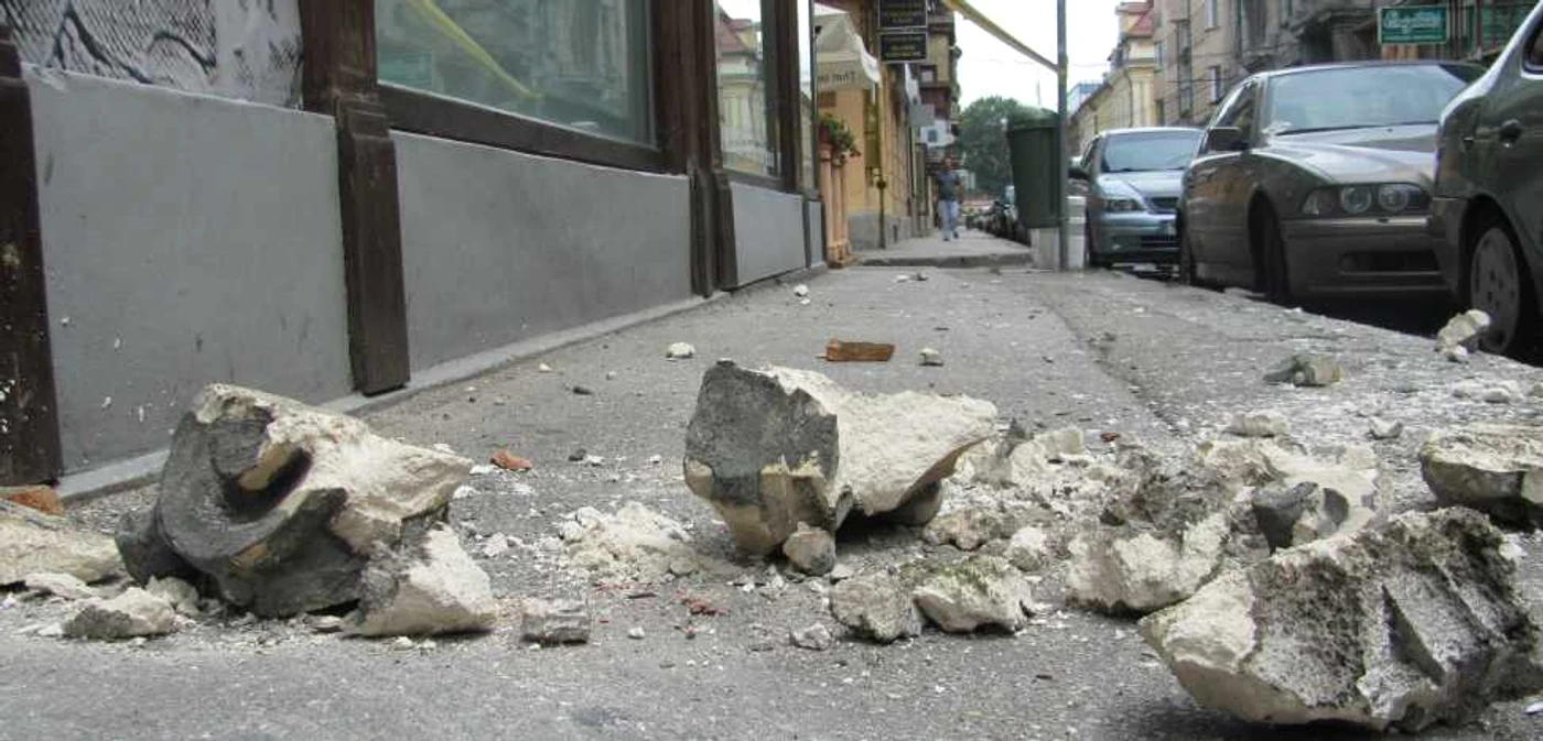 Bucăţi mari din ornamentul clădirii au căzut pe trotuar