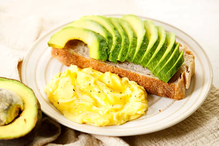 Mulți oameni servesc omletă sau avocado la micul dejun / foto: IStock