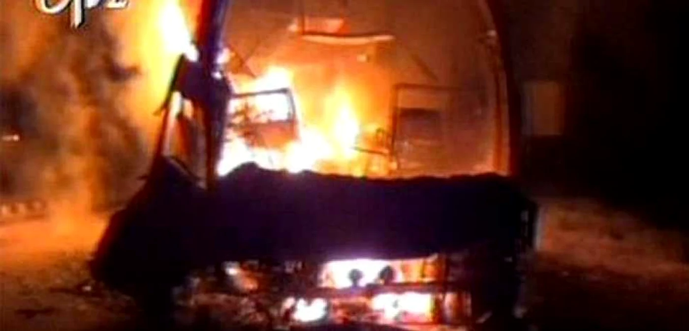 Autobuzul a ars în totalitate, iar cei mai mulţi dintre cei 49 de pasageri dormeau atunci când a izbucnit incendiul.