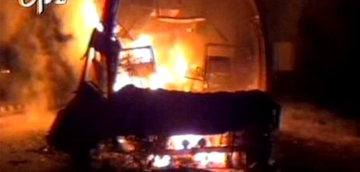 Autobuzul a ars în totalitate, iar cei mai mulţi dintre cei 49 de pasageri dormeau atunci când a izbucnit incendiul.
