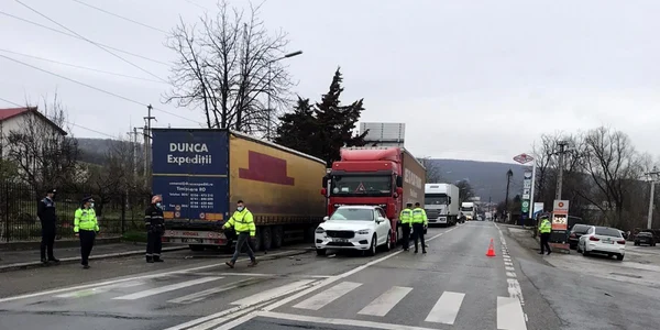 Accident DN7 - şoseaua de centură a municipiului Râmnicu Vâlcea - în urma coliziunii dintre un TIR şi două autoturisme - 4 victime dintre care 2 copii Foto Adevărul 1
