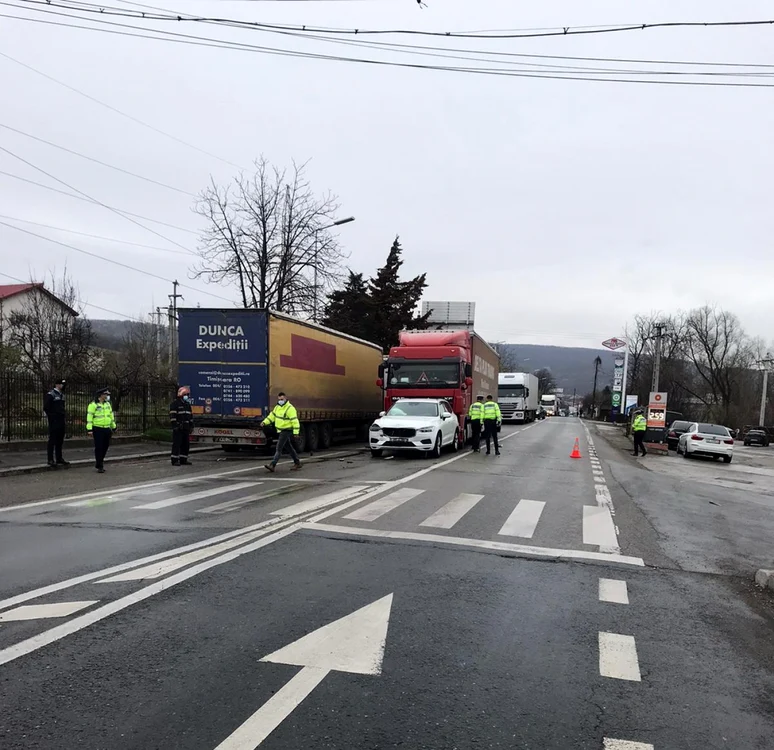 Trafic blocat între Sibiu şi Piteşti în urma unui accident pe DN 7 - şoseaua de centură a municipiului Râmnicu Vâlcea, soldat cu patru victime, printre care doi copii: Foto Adevărul
