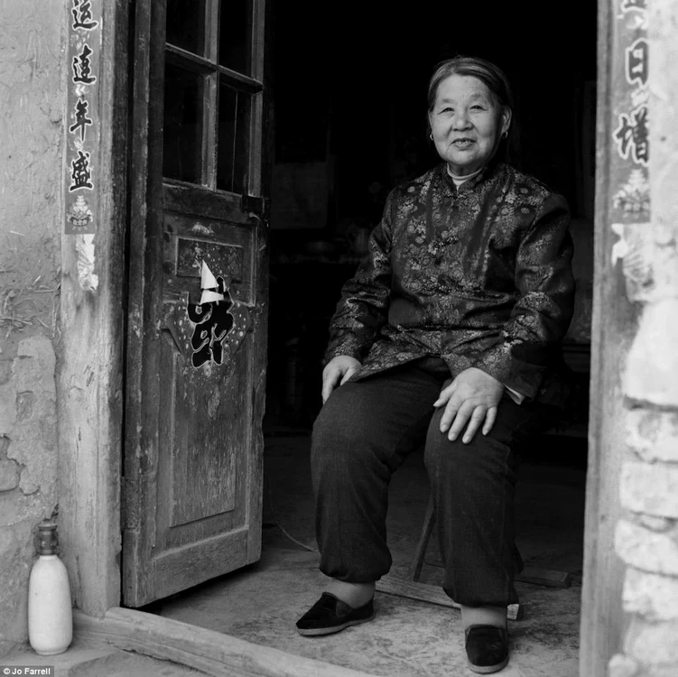 Femeile au peste 80 de ani şi trăiesc în satele chineze