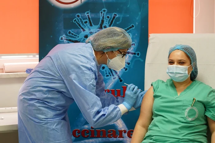 
    Vaccinații trebuie să poartă mască de protecție în continuare  