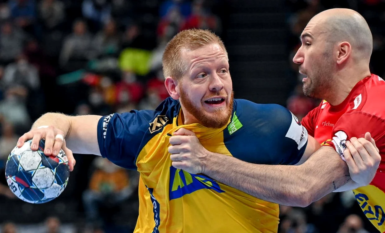 Suedezul Jim Gottfridsson şi spaniolul Joan Canellas Reixach, în timpul finalei CE de handbal masculin de la Budapesta, 30 ianuarie 2022, Foto EPA EFE