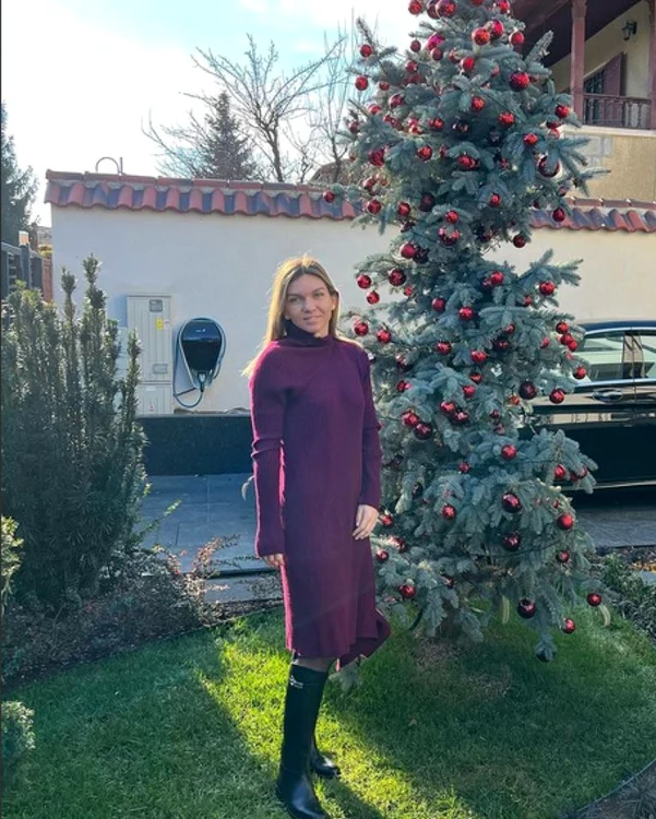 Simona Halep a pozat în fața bradului imens decorat în curtea casei din București (FOTO: Instagram)