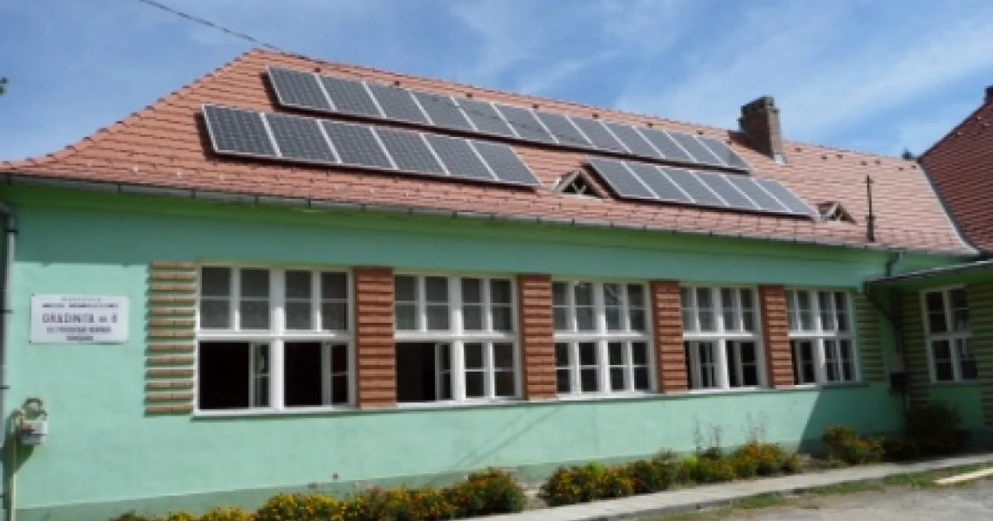 Panourile solare sunt montate pe acoperişul grădiniţei