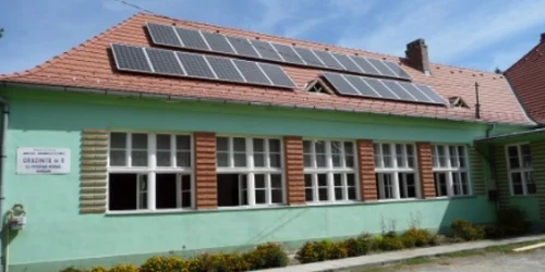 Panourile solare sunt montate pe acoperişul grădiniţei