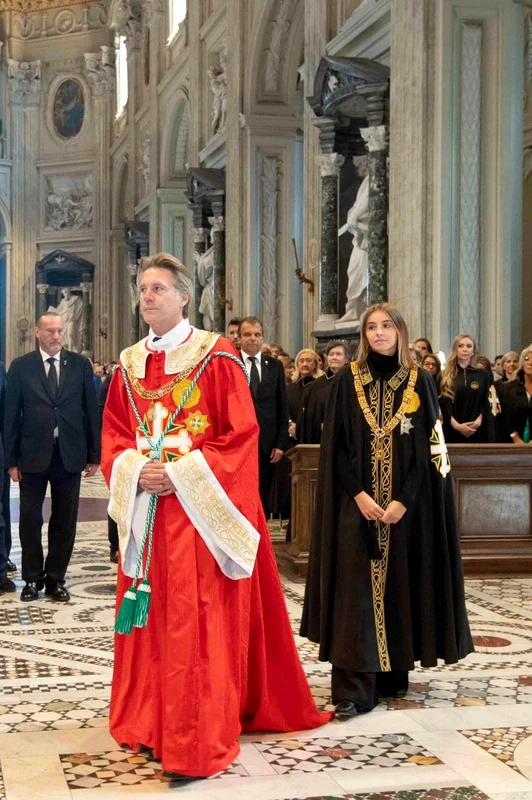 Prințul Emmanuele Filiberto di Savoia și fiica sa moștenitoare, Prințesa Vittoria di Savoi la Ceremonia Ordinului dinastic al Casei de Savoia. FOTO: pagina oficială