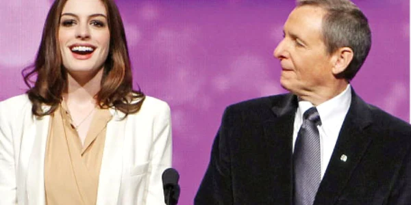 Anne Hathaway şi Tom Sherek   