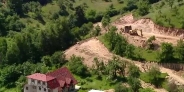 Dezvoltatorul imobiliar a defrişat un deal să facă drum deşi nu are nicio autorizaţie de constructie.