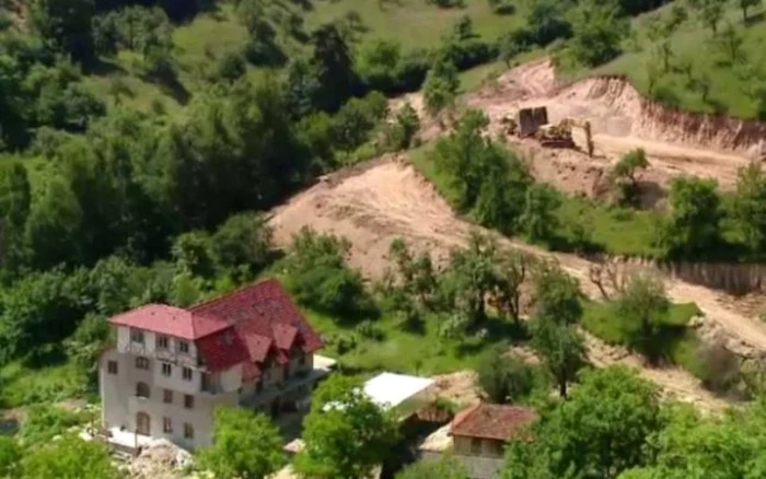 Dezvoltatorul imobiliar a defrişat un deal să facă drum deşi nu avea actele necesare.