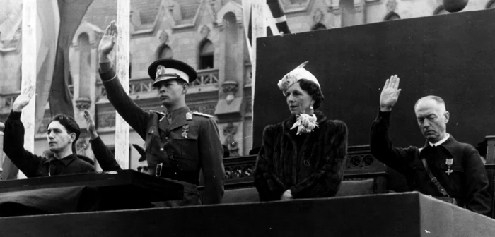 Regele Mihai I, alături de mama sa și cei doi lideri politici ai anului 1940. FOTO: Getty Images