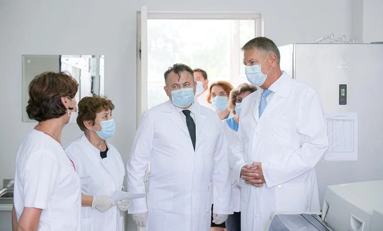 
    Klaus Iohannis a cerut specialiștilor INSP reguli mai clare pentru instituirea resticțiilor sanitareFoto: presidency.ro  