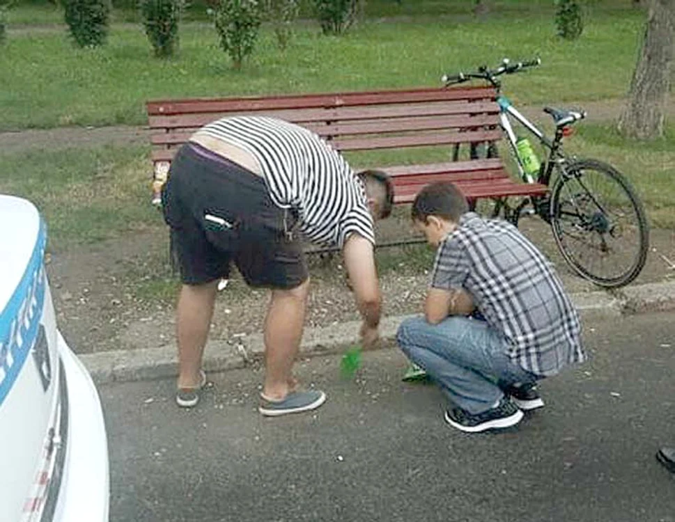 Mâncătorii de seminţe din Ploieşti au fost puşi să strângă mizeria făcută lângă bancă