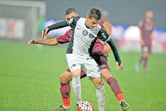 
    Ianis Hagi a avut de luptat cu clujeniiFoto: Mediafax  