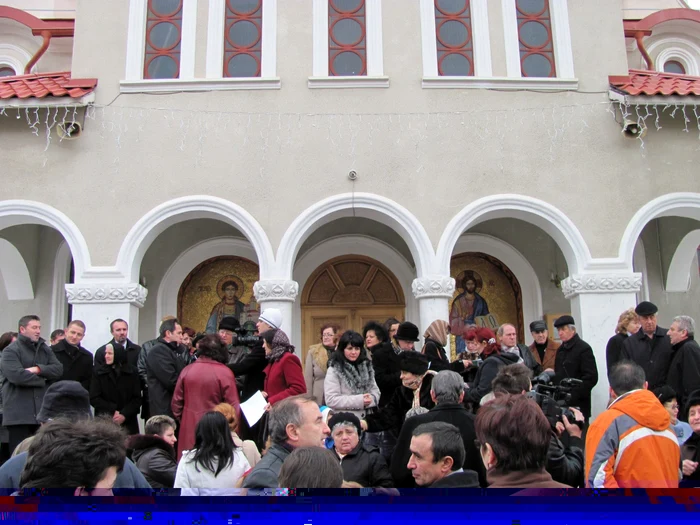 Credincioşii au protestat azi, la ieşirea de la slujbă FOTO Olimpia Man