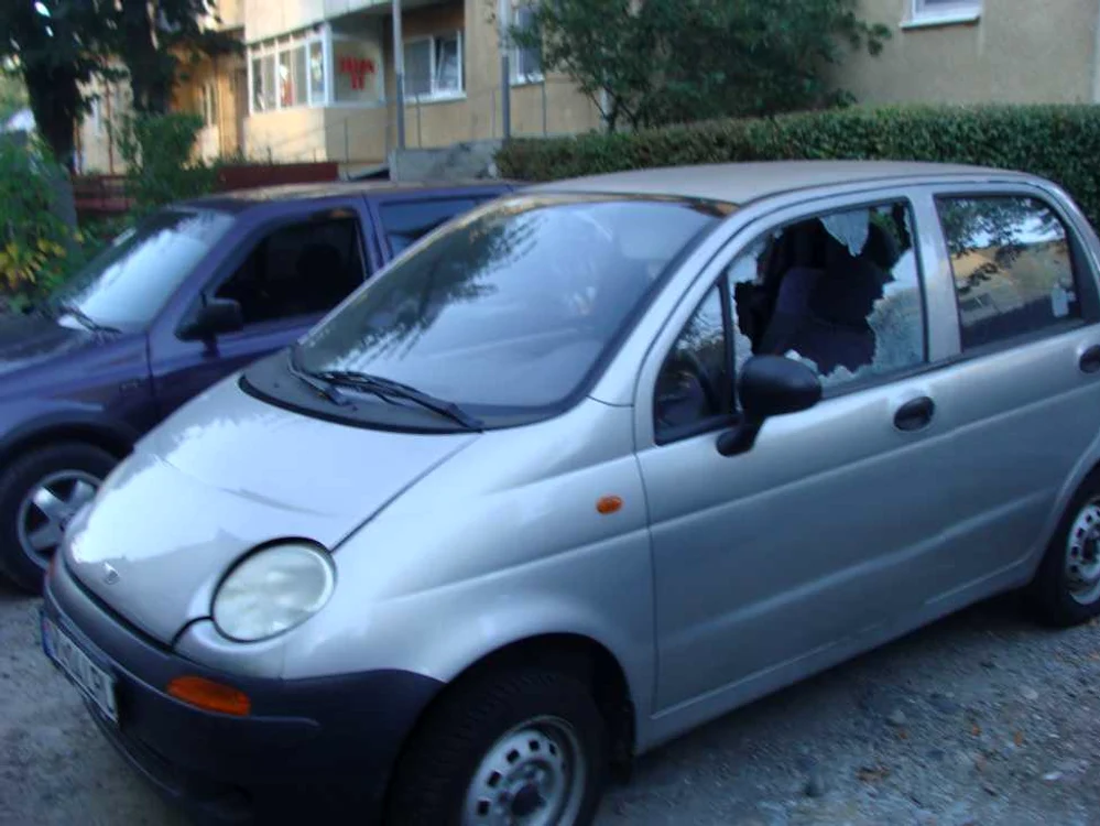 Hoţii au spart geamurile autovehiculelor, cu intenţia de a căuta bunuri lăsate de proprietari în habitaclu